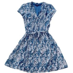 Roz & Ali dusty blue floral pintuck V neck chiffon tie  belt dress